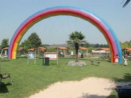 Kevelaer : Am Scheidweg, Irrland die Bauernhof-Erlebnisoase, der Regenbogen steht auf der Palmenliegewiese, desweiteren gibt es mehrere Grillplätze.